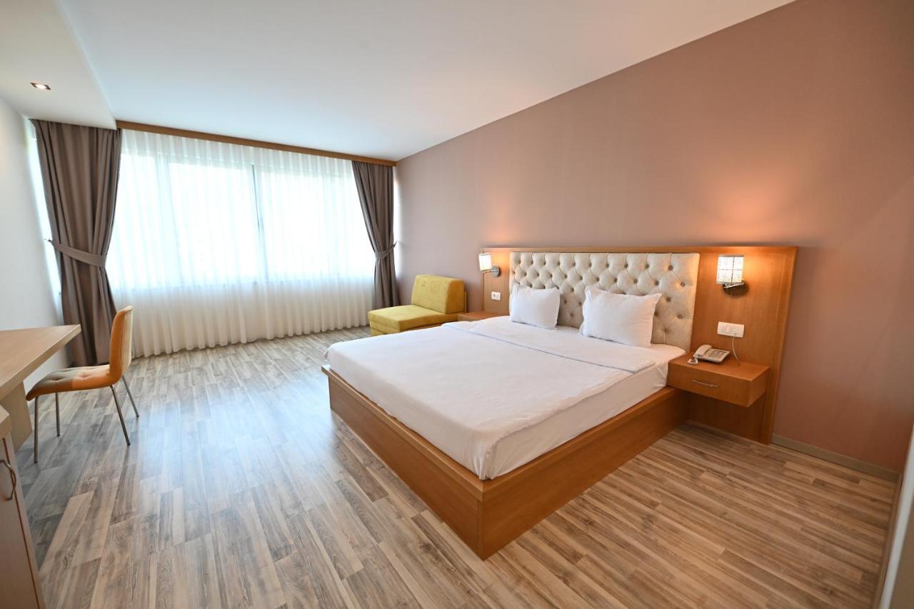 Hotel La Villa Gjakova Buitenkant foto